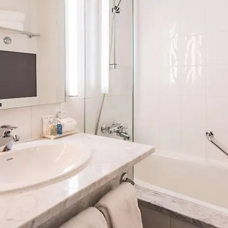 Radisson Blu Plaza Hotel,